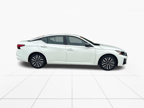 Used 2025 Nissan Altima 2.5 SV FWD image 9