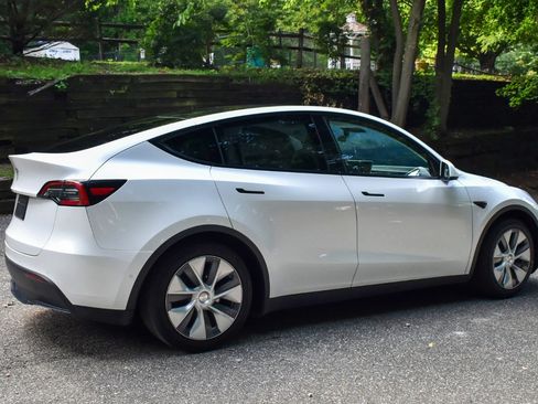 Used 2021 Tesla Model Y 2WD image 7