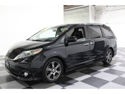 Used 2017 Toyota Sienna SE image 7