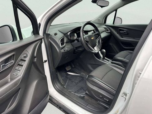 Used 2017 Chevrolet Trax LT w/ LT Convenience Package AWD/4WD image 13