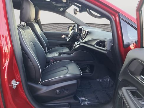 New 2026 Chrysler Pacifica Limited w/ Uconnect Theater Family Group image 18