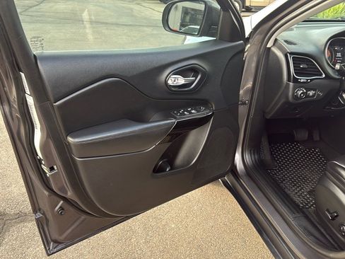 Used 2019 Jeep Cherokee Latitude Plus image 13