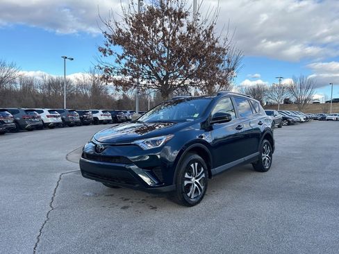 Used 2018 Toyota RAV4 LE image 7