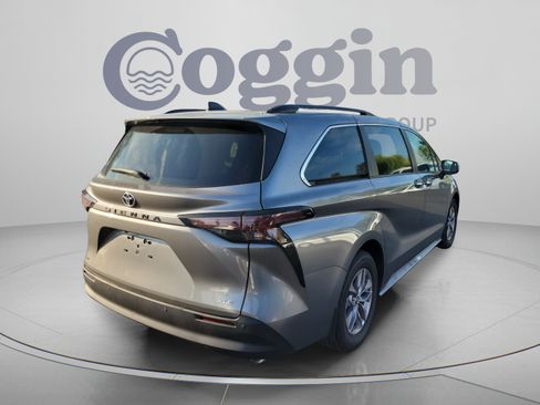 Used 2026 Toyota Sienna XLE FWD image 8
