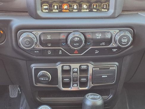 Used 2019 Jeep Wrangler Unlimited Sahara w/ Uconnect 4C Nav & Sound Group AWD/4WD image 17