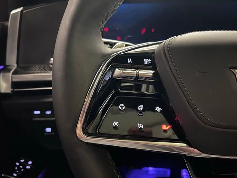 Used 2025 Cadillac Escalade V image 11