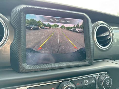 Used 2023 Jeep Gladiator Overland image 14