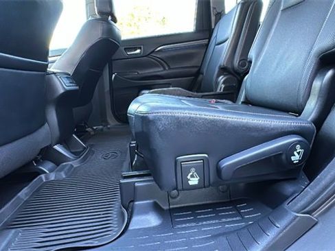 Used 2017 Toyota Highlander Limited image 34