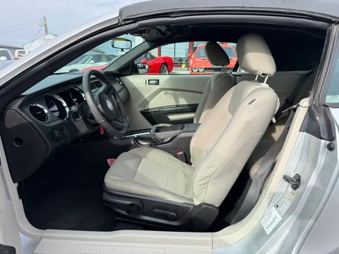 Used 2010 Ford Mustang Convertible image 9
