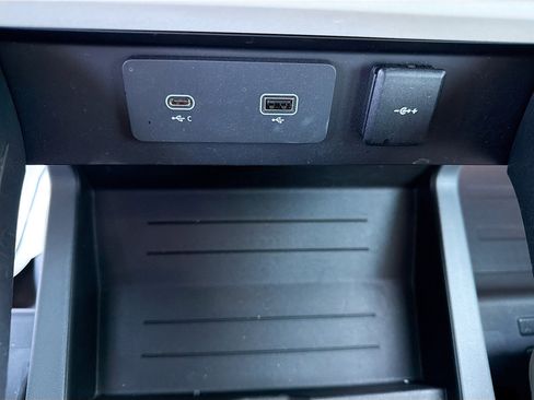 Used 2023 Land Rover Defender 110 SE image 31