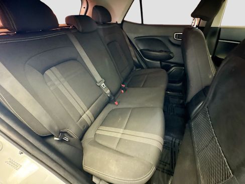 Used 2022 Hyundai Venue SEL image 18