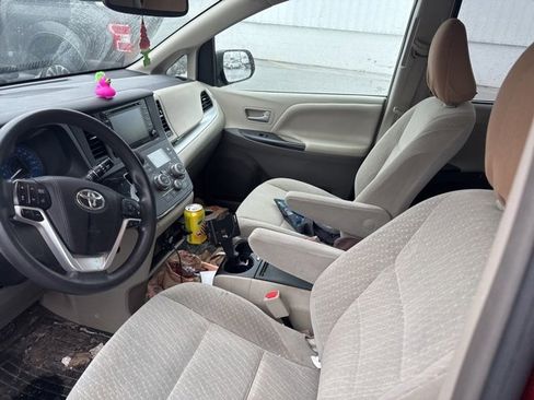 Used 2018 Toyota Sienna LE image 9