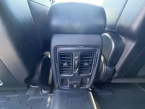 Used 2021 Jeep Grand Cherokee Laredo X AWD/4WD image 24