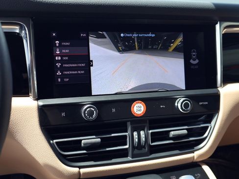 Certified 2025 Porsche Macan image 19