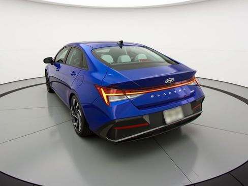 Used 2025 Hyundai Elantra Limited image 6