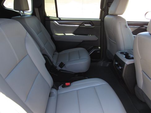 Used 2024 GMC Acadia Elevation w/ Luxury Package FWD image 12