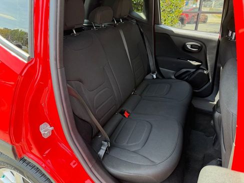 Used 2019 Jeep Renegade Latitude FWD image 39