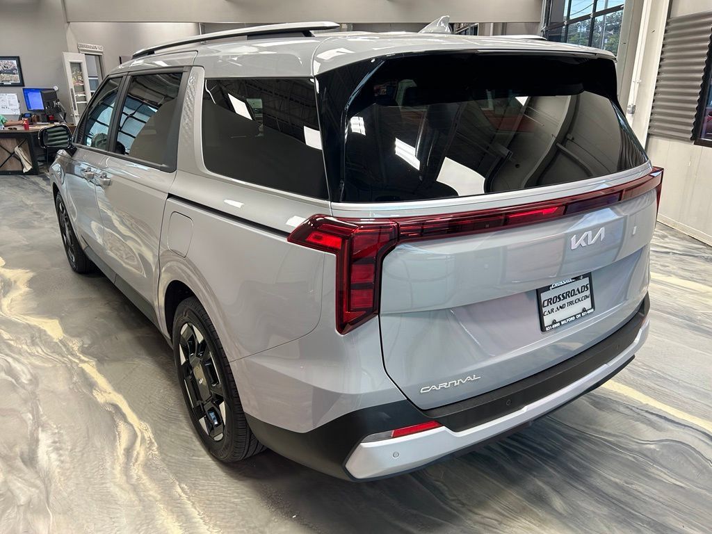 Used 2025 Kia Carnival EX FWD image 37