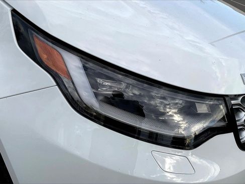 Used 2024 Land Rover Discovery Metropolitan Edition image 32