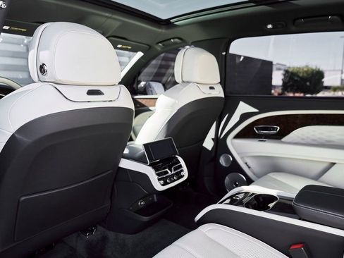 Used 2023 Bentley Bentayga Extended Wheelbase image 38
