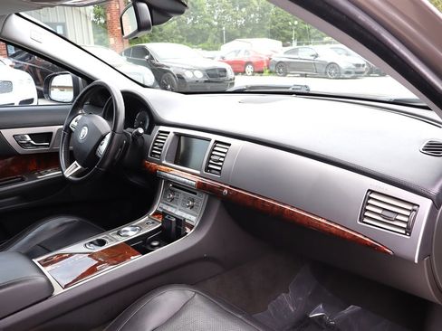 Used 2011 Jaguar XF Premium RWD image 17