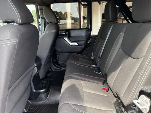 Used 2016 Jeep Wrangler Unlimited Sahara AWD/4WD image 10