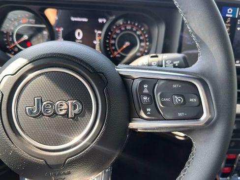 Used 2025 Jeep Wrangler Unlimited Sahara AWD/4WD image 20