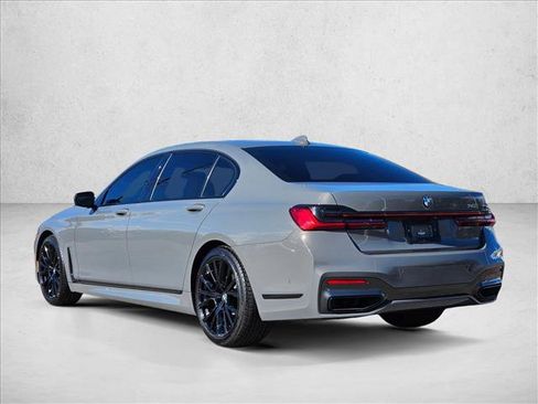 Used 2022 BMW 740i w/ M Sport Package image 8