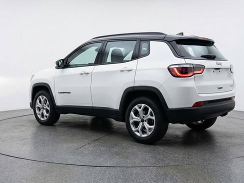 Used 2025 Jeep Compass Latitude image 6
