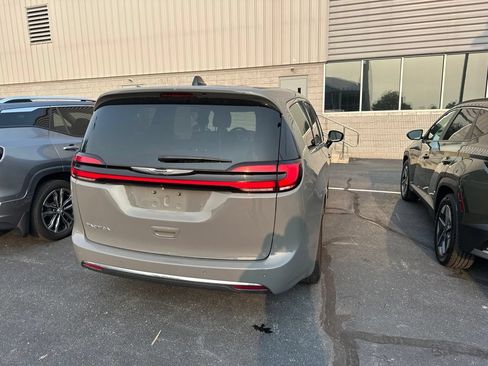 Used 2025 Chrysler Pacifica Select FWD image 3