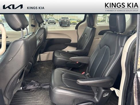 Used 2017 Chrysler Pacifica Touring-L FWD image 17