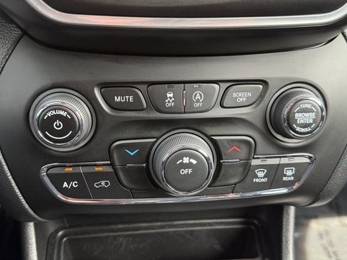 Used 2020 Jeep Cherokee Latitude AWD/4WD image 18