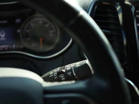 Used 2020 Jeep Cherokee Limited image 19