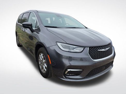 Used 2023 Chrysler Pacifica Touring-L FWD image 3