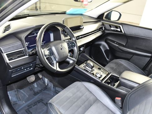 Used 2025 Mitsubishi Outlander SE AWD/4WD image 2