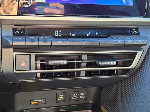 Used 2025 Toyota Camry SE image 15