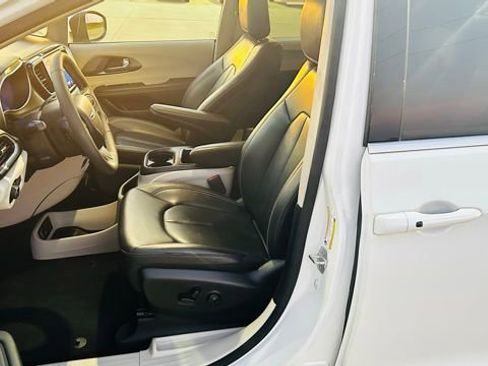 New 2023 Chrysler Pacifica Touring-L image 15