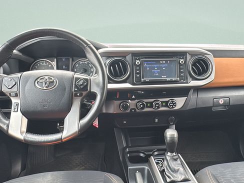 Used 2017 Toyota Tacoma SR5 w/ Tow Package AWD/4WD image 11