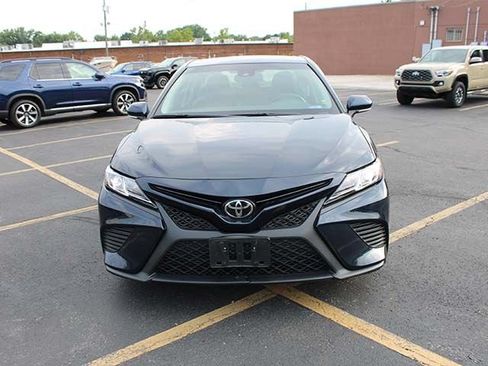Used 2018 Toyota Camry SE w/ Moonroof Package FWD image 3