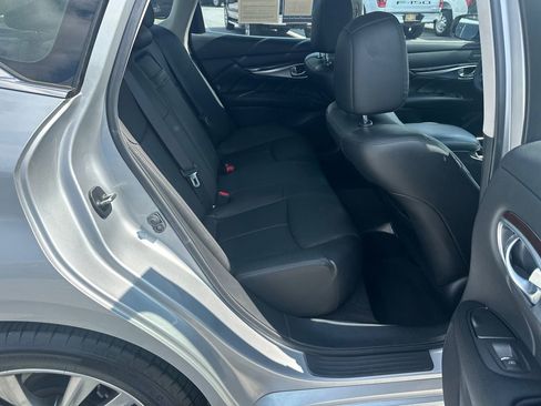 Used 2018 INFINITI Q70 Luxe image 15