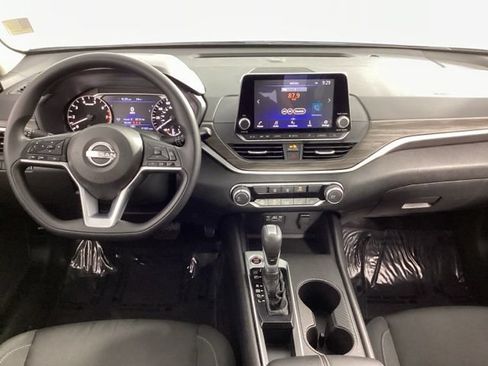 Used 2025 Nissan Altima 2.5 SV FWD image 21