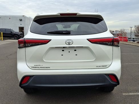 Used 2021 Toyota Highlander XLE image 5