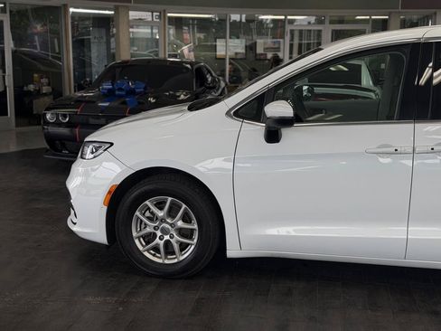Used 2023 Chrysler Pacifica Touring-L FWD image 12