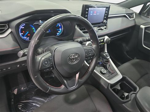 Used 2021 Toyota RAV4 SE image 16