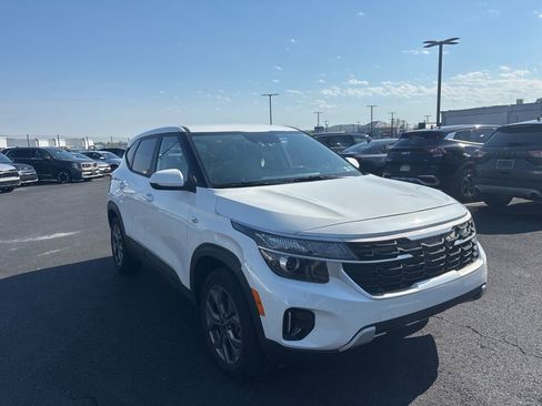 Used 2024 Kia Seltos LX AWD/4WD image 1