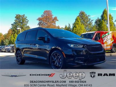 New 2026 Chrysler Pacifica Select w/ S Appearance Package