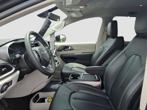 Used 2024 Chrysler Pacifica Touring-L FWD image 7