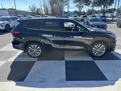 Used 2023 Toyota Highlander Platinum image 3