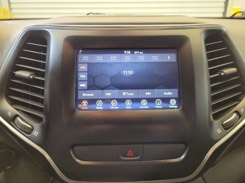 Used 2020 Jeep Cherokee Latitude w/ Cold Weather Group AWD/4WD image 25