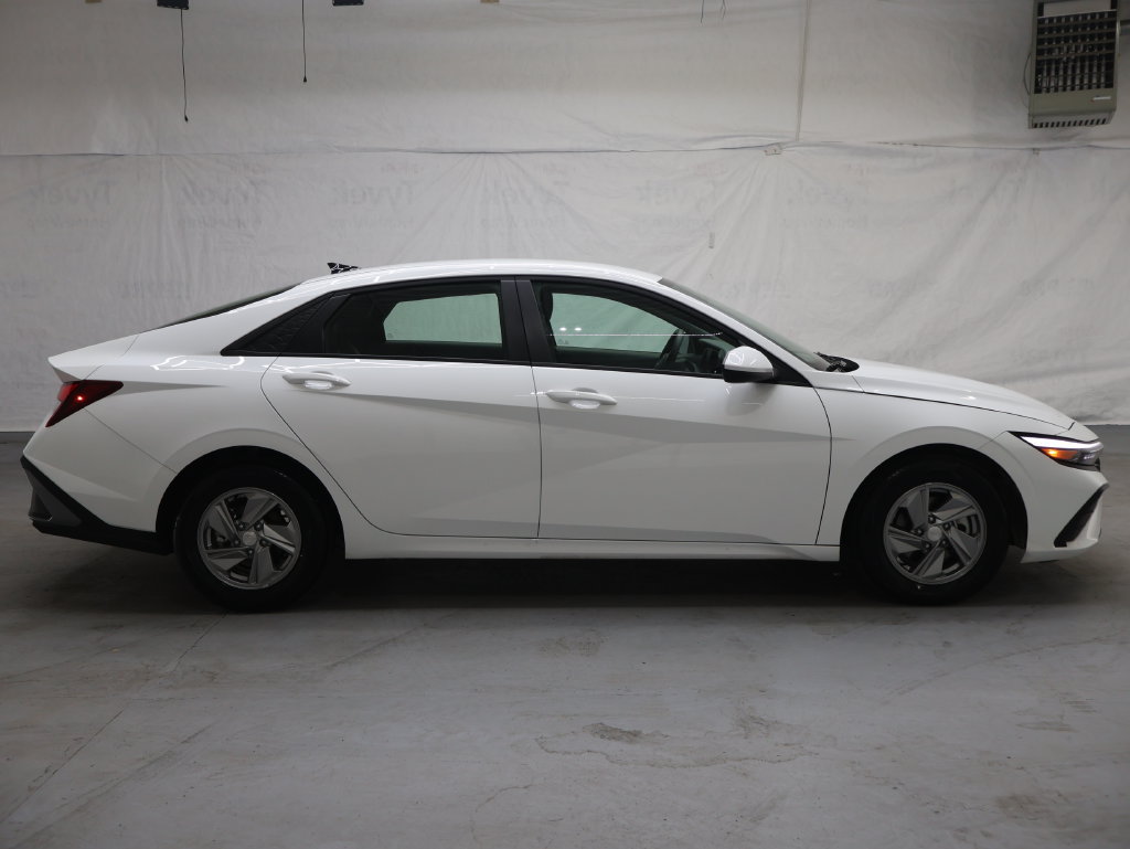 Used 2026 Hyundai Elantra SE FWD image 8